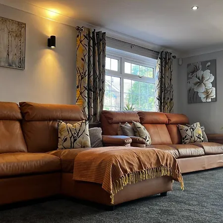 The Cheshire Gathering - Sleeps Up To 30 With Hot Tub Chester Exterior photo