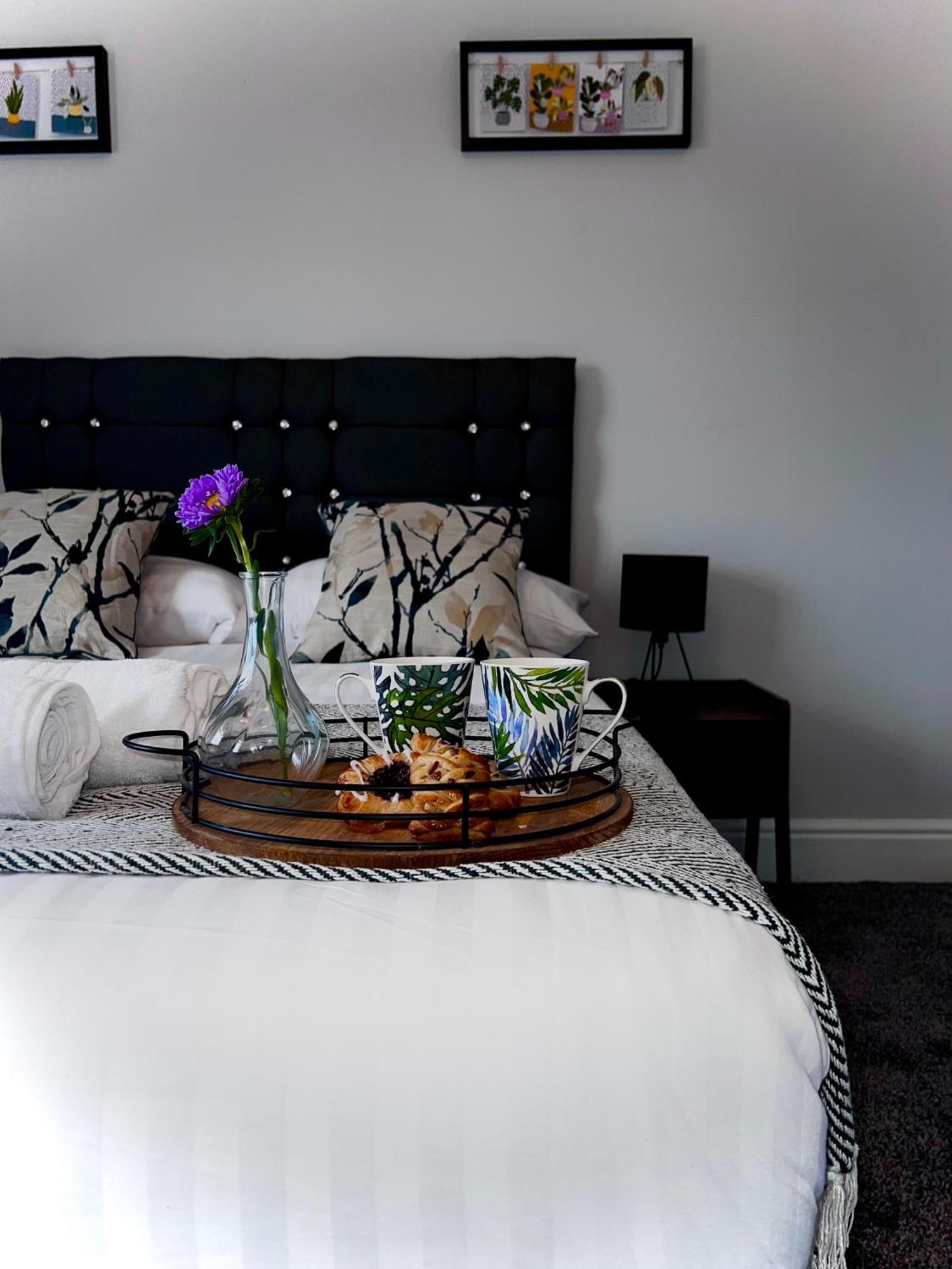 The Cheshire Gathering - Sleeps Up To 30 With Hot Tub Apartment