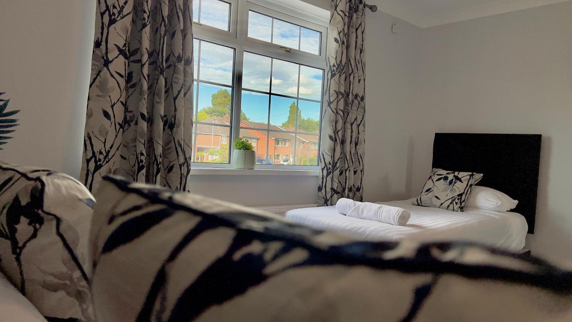 The Cheshire Gathering - Sleeps Up To 30 With Hot Tub * Chester