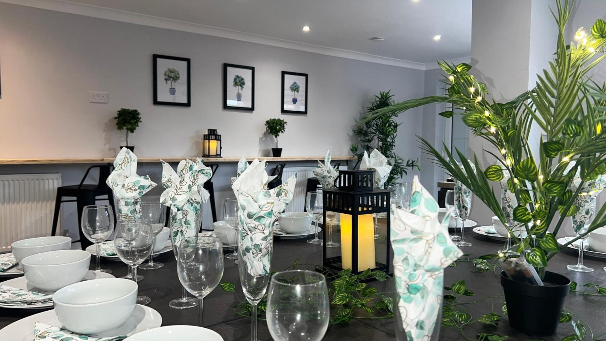The Cheshire Gathering - Sleeps Up To 30 With Hot Tub Apartment Chester